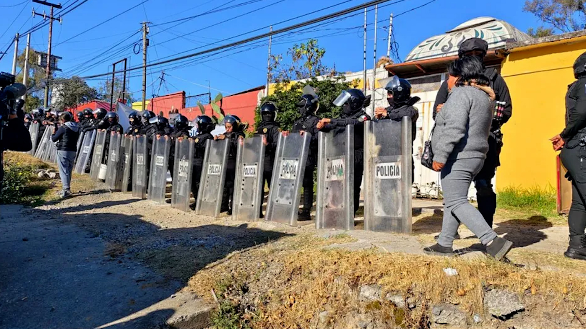 Un centenar de elementos de seguridad arribaron al predio ubicado en el kilometro 75 de la Carretera México-Toluca para realizar el operativo.