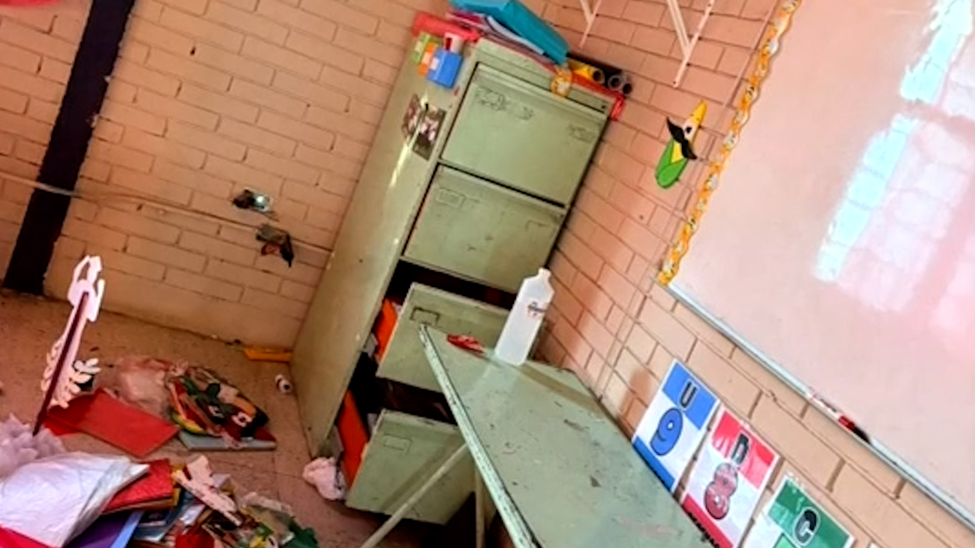 Los alumnos no pudieron regresar a clases por falta de luz, internet y daños graves en los salones.