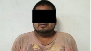 Fotografía de un hombre detenido en Oaxaca, acusado por violencia familiar.