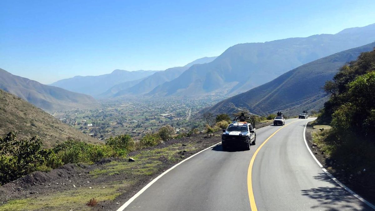 una patrulla pasando en una carretera entre puebla y veracruz