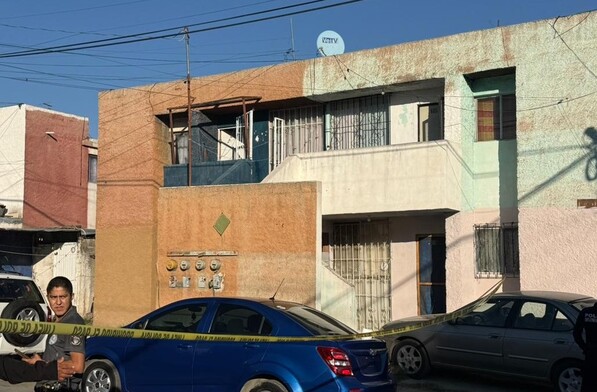 Se observan varias casas, varias personas afuera y una cinta amarilla de precaución.