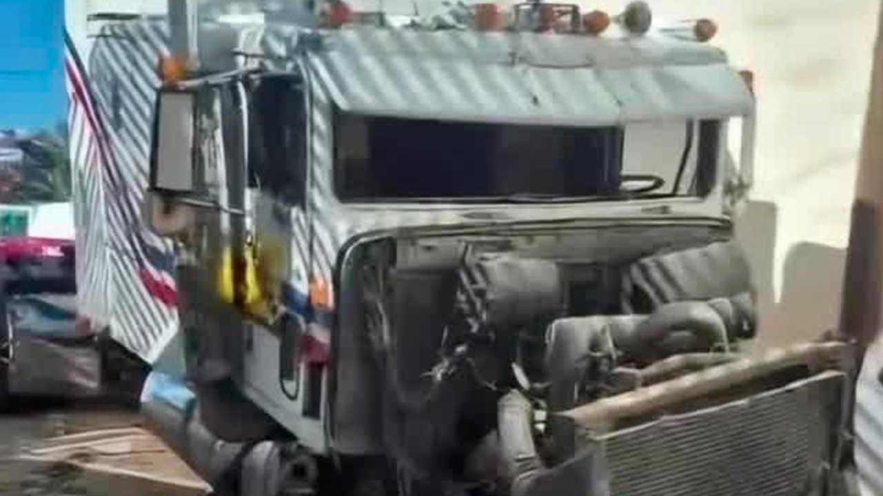 Un tractocamión se quedó sin frenos al descender por la llamada “bajada de la muerte” en la carretera México-Tuxpan, en Tulancingo.