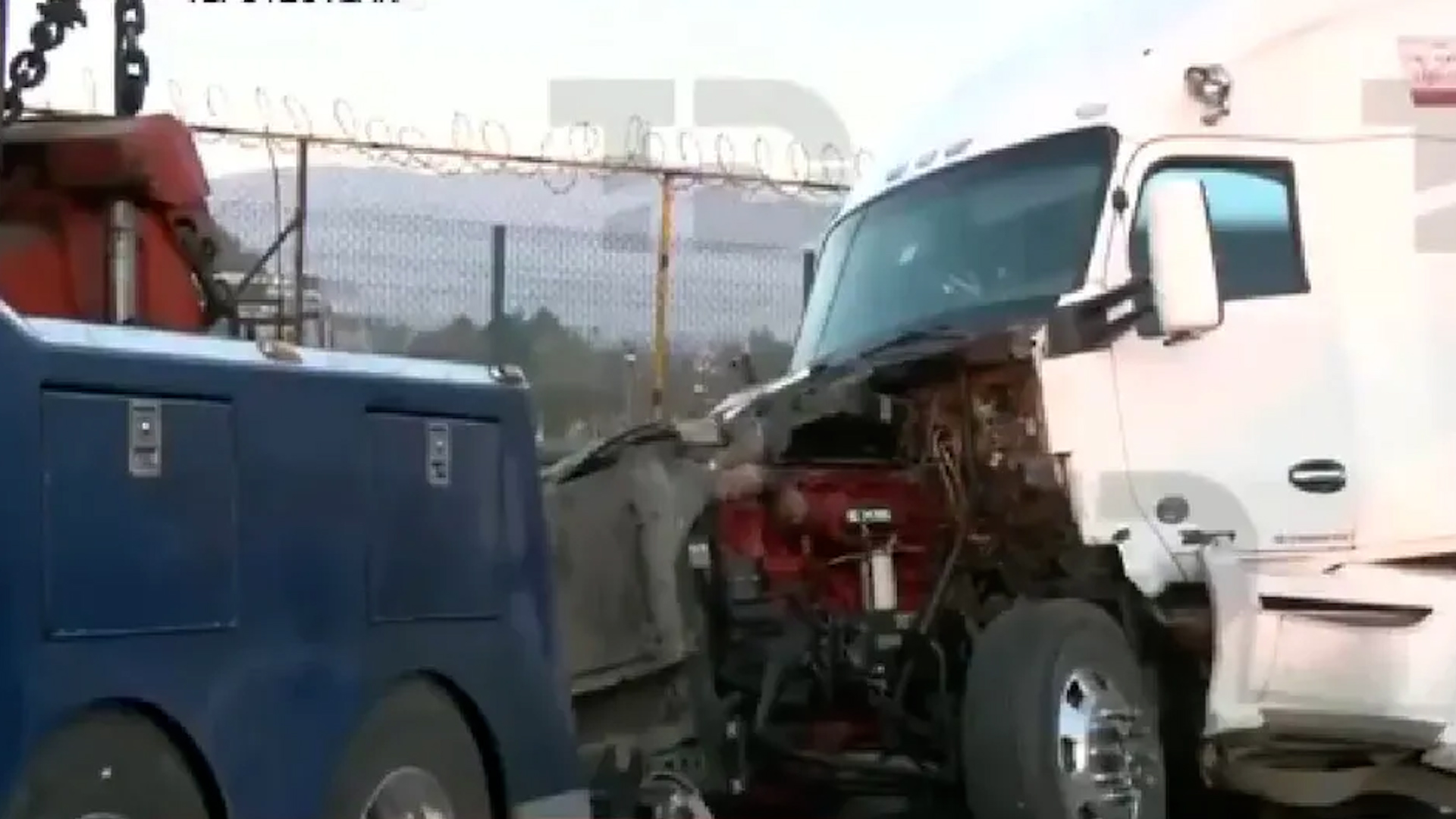 Un tráiler de doble remolque se impactó contra la caseta de cobro de Tepotzotlán luego de que el operador fuera víctima de un asalto.