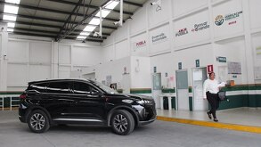 un auto dentro de un centro de verificación vehicular en puebla