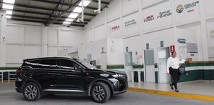 un auto dentro de un centro de verificación vehicular en puebla