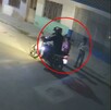 Motociclista en el momento en que presuntamente le robó el teléfono a un niño en Torreón.