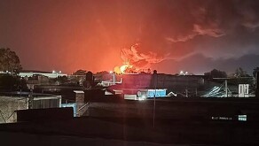 Hasta el momento, solo se presumen daños materiales. No se ha confirmado la existencia de personas lesionadas de gravedad o fallecidas.