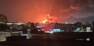 Hasta el momento, solo se presumen daños materiales. No se ha confirmado la existencia de personas lesionadas de gravedad o fallecidas.