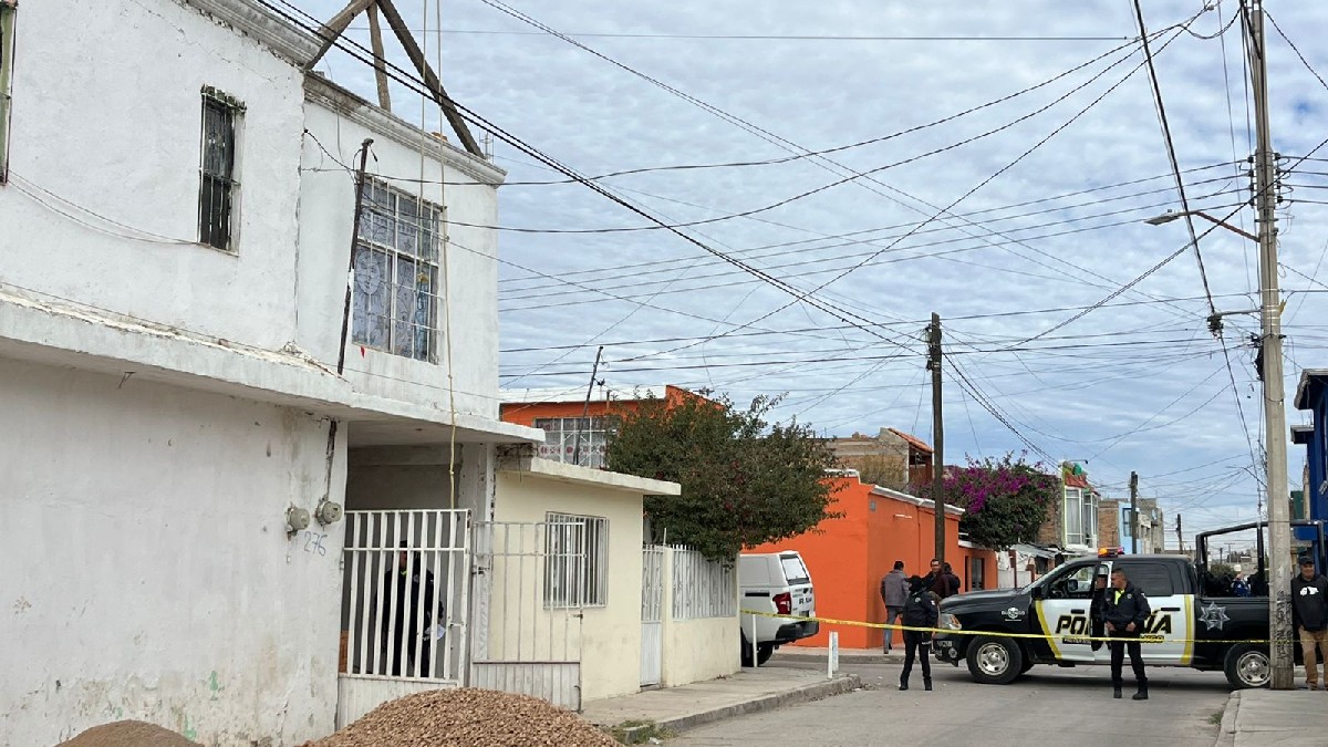 Elementos de la Policía de Durango acordonando la vivienda en la que murió un albañil al caer de un segundo piso.