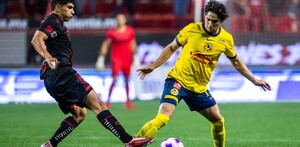 Castañeda y Cervantes en la disputa por el balón.