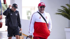 Antonio Mohamed cargando su maleta luego de arribar a su hotel en Monterrey.