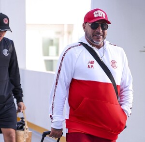 Antonio Mohamed cargando su maleta luego de arribar a su hotel en Monterrey.