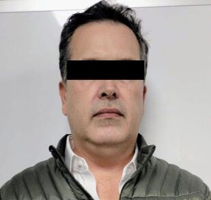 Se observa a un hombre de tez blanca con ojos cubiertos.