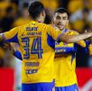 Bernardo Parra y Ángel Correa festejando un gol con Tigres,