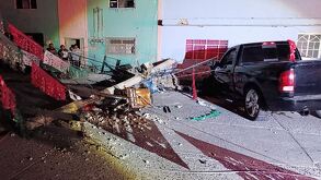 Un choque en Guadalajara derribó dos postes de luz y destrozó un puesto de comida en Huentitán El Alto.