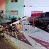 Un choque en Guadalajara derribó dos postes de luz y destrozó un puesto de comida en Huentitán El Alto.