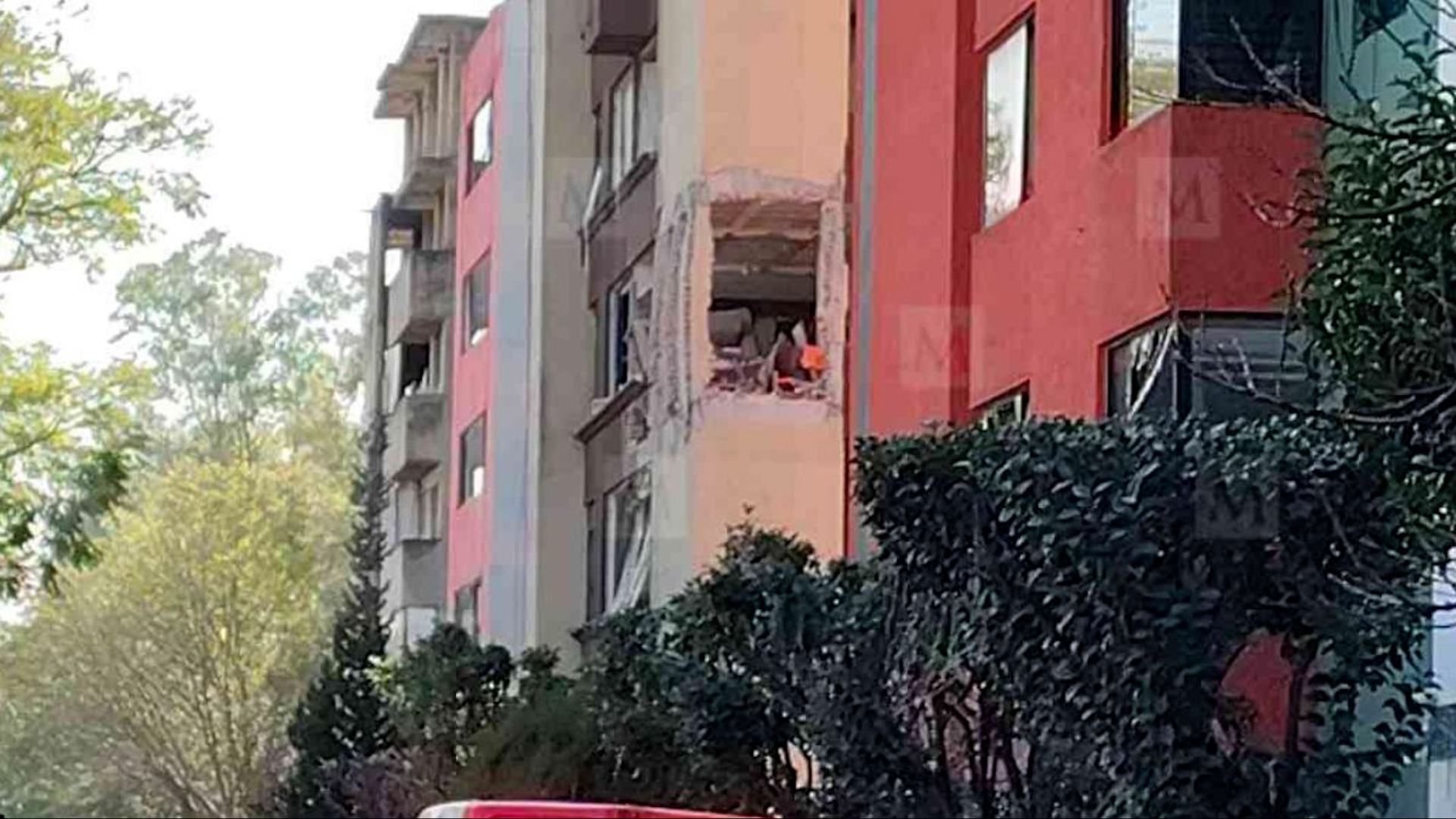 En la colonia de Paseos de Taxqueña, Protección Civil realiza el desalojo de edificios cercanos por riesgo de desplome.