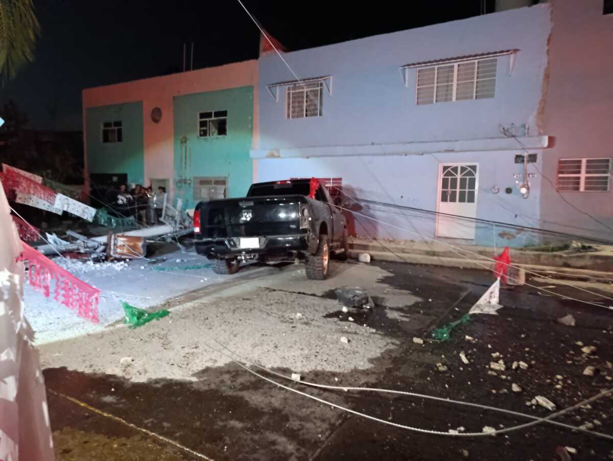 Un choque en Guadalajara derribó dos postes de luz y destrozó un puesto de comida en Huentitán El Alto.