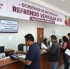 Personas asistiendo a realizar el pago del refrendo