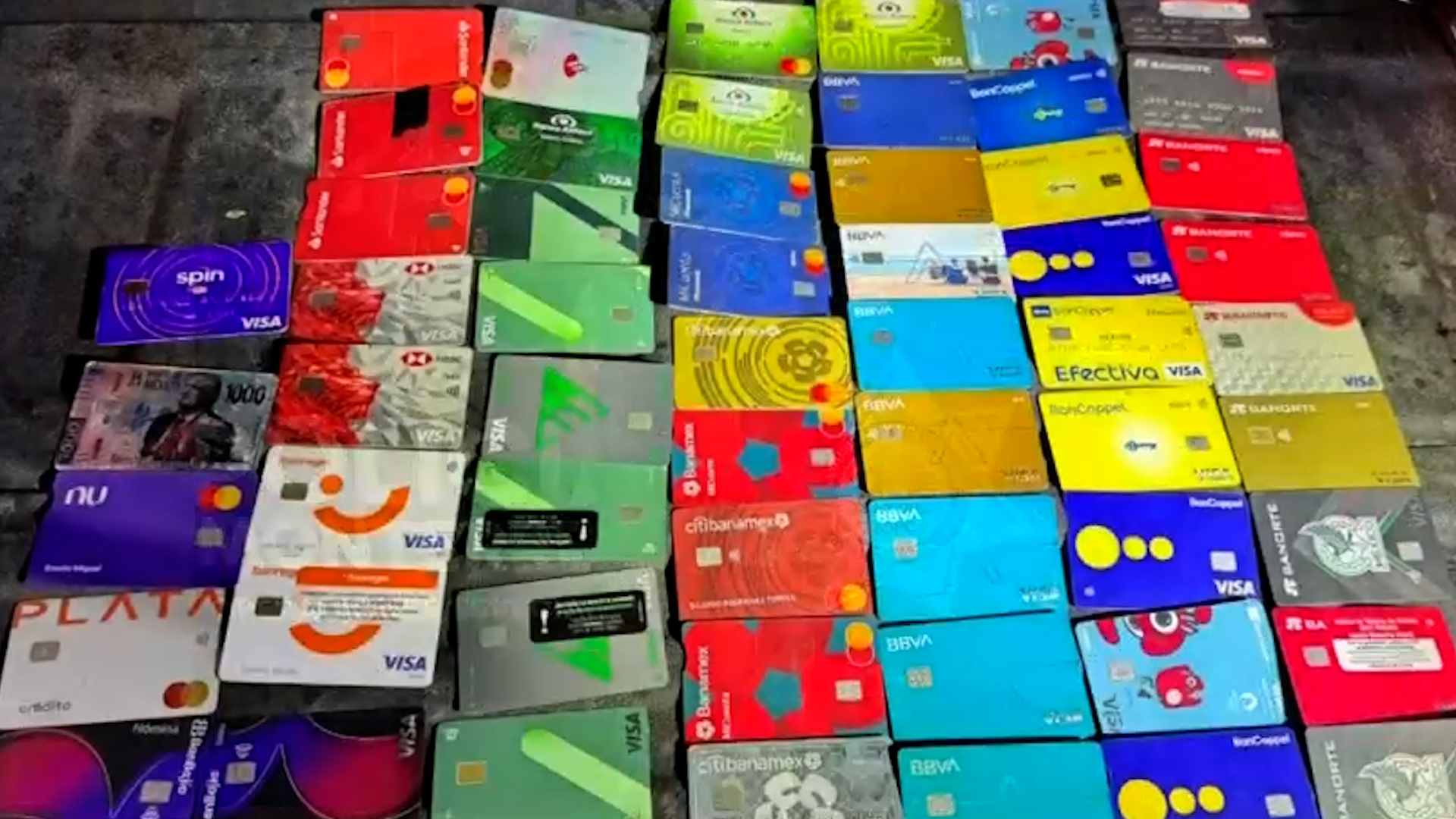 Juan Carlos 'N', de 50 años, fue detenido en el centro de Monterrey tras ser captado por cámaras del C4 manipulando 57 tarjetas bancarias.