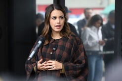 Diputada en Nuevo León, Lorena de la Garza hablando sobre tema de presupuesto.