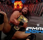 Drew McIntyre cargando el campeonato de WWE luego de derrotar a Cody Rhodes.