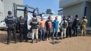 Elementos de la Guardia Nacional y SSPC custodian a tres hombres detenidos frente a una patrulla, tras un operativo de seguridad en Michoacán.