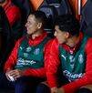 Erick Gutiérrez, Chicharito Hernández y Richy Ledezma en la banca durante un partido de Chivas.