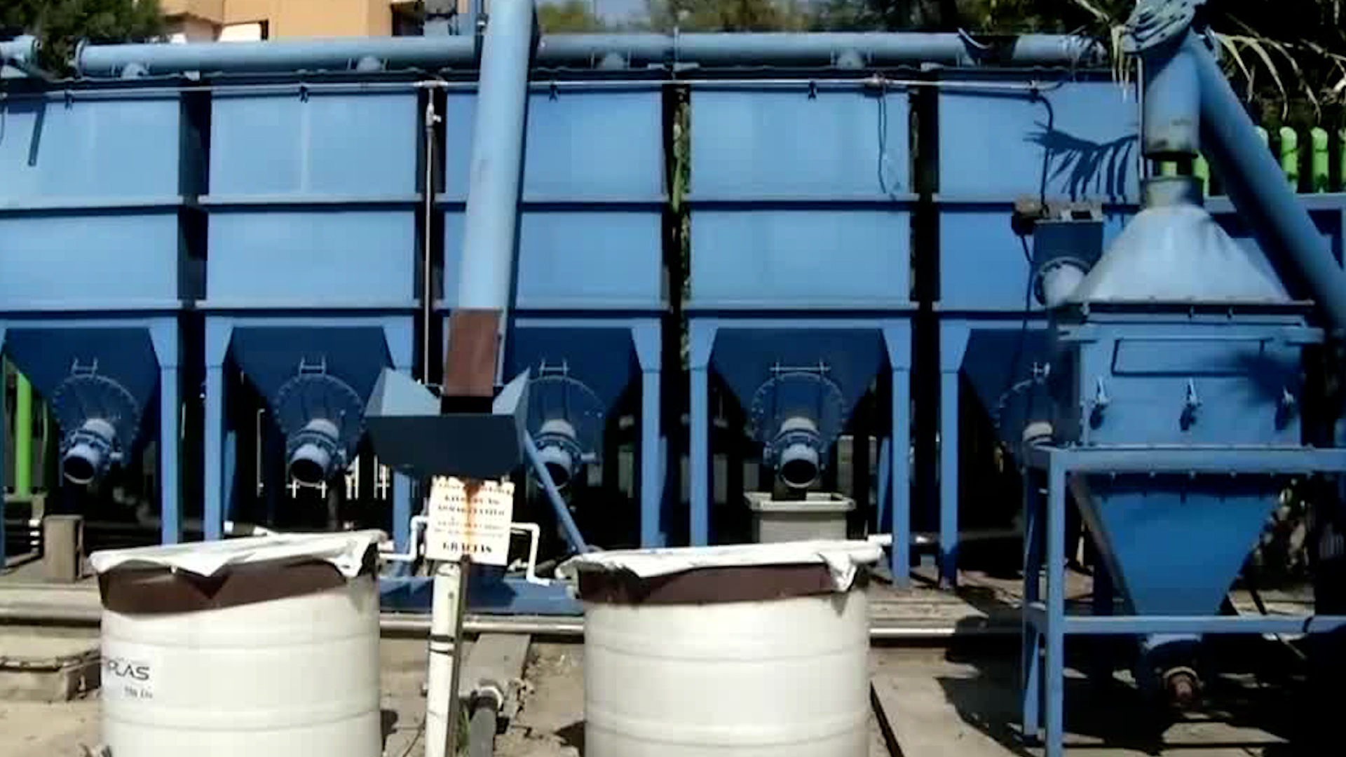 Expertos de la Universidad Autónoma Metropolitana le dan una segunda vida al alcohol que se obtiene en operativo contra chelerías de la zona.