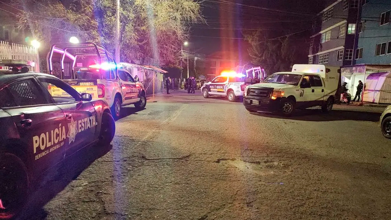 Un hombre murió tras ser golpeado por cuatro sujetos mientras comía en un negocio de alitas en la colonia Jardines de Santa Clara, en Ecatepec.