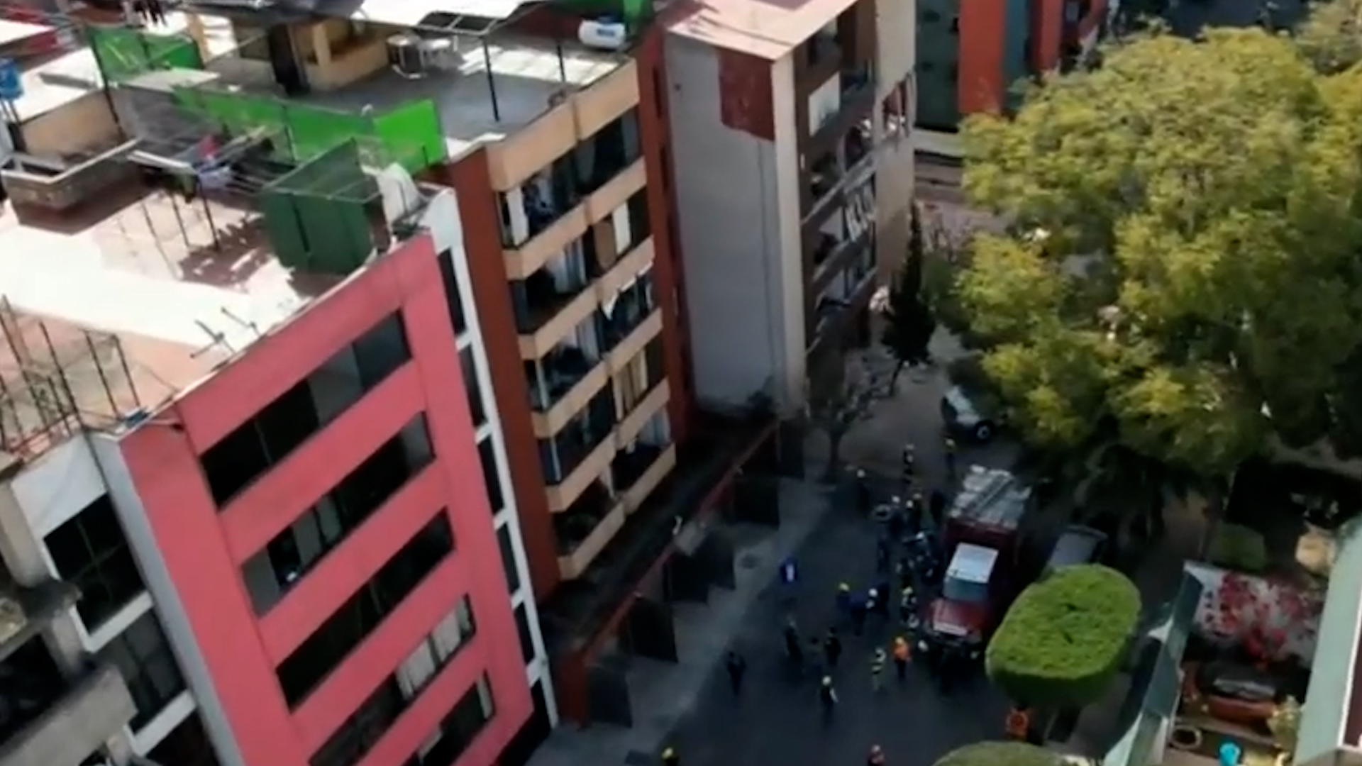 Tras la explosión en Coyoacán, el Gobierno de la CDMX confirma que se hará cargo de las reparaciones. Vecinos instalan centros de acopio y comida.