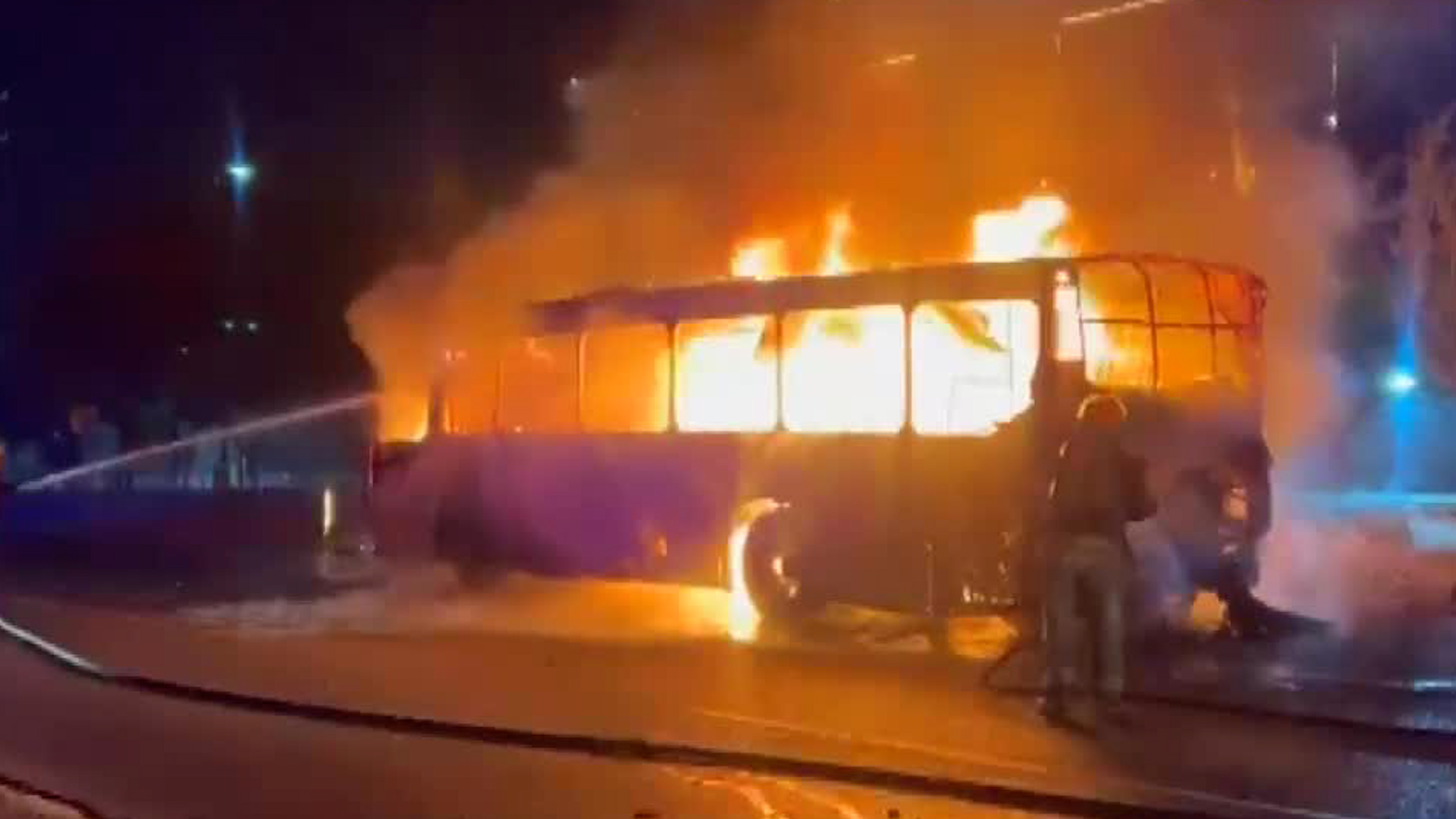 Un vehículo de la ruta 232 se prendió en llamas mientras estaba en servicio; pasajeros y conductor de la unidad lograron huir del lugar.