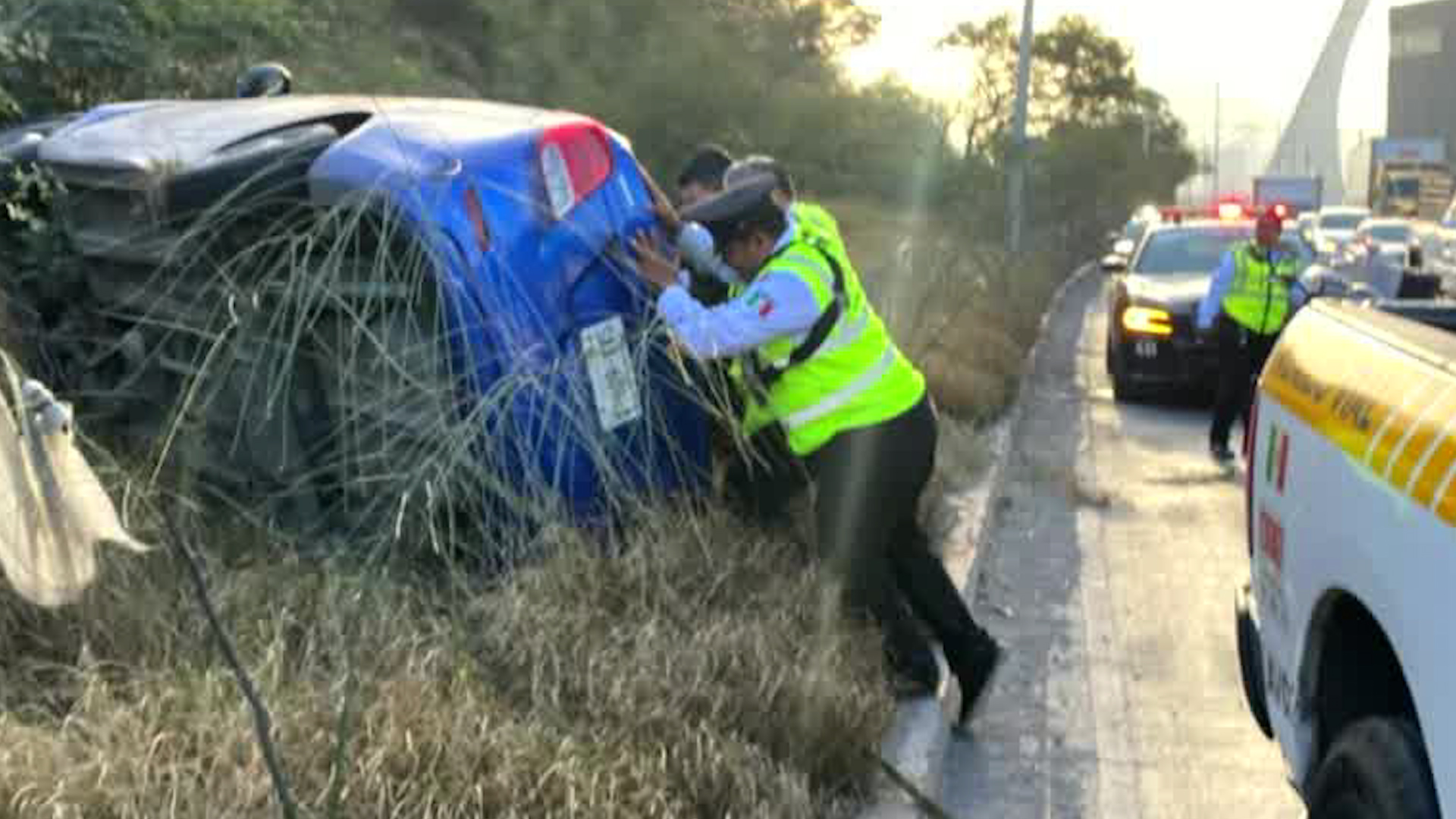 El conductor de un vehículo perdió el control de su coche lo que provocó el accidente.