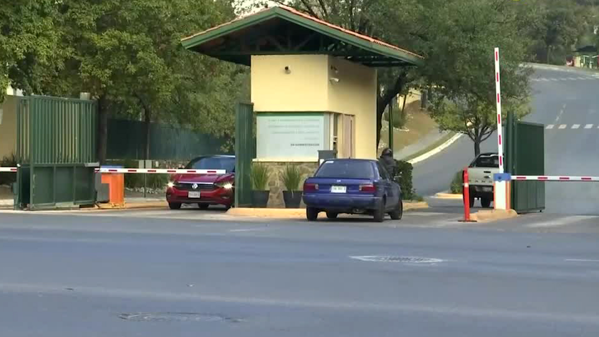 Un domicilio en el fraccionamiento privado Sierra Alta causó movilización policiaca por presunto narcomenudeo.