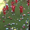 Peluches, juguetes y balones en la cancha del Toluca.