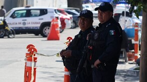 Policías de la SSC Puebla afuera de su corporación.