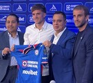 Agustín Palavecino en su presentación con el Cruz Azul.