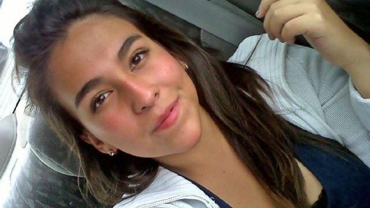 Selfie de una joven mujer desde un vehículo.