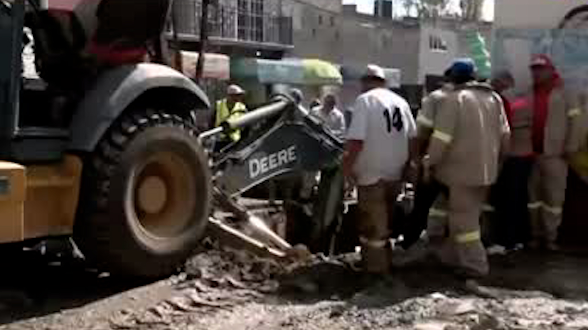 Una fuga de agua provocó que un tubo de agua y drenaje reventara por la presión del siniestro.