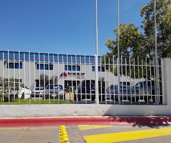 Durante las primeras horas, decenas de personas permanecieron formadas en espera de ser atendidas.