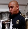 Roberto Carlos besando una Supercopa de España con el uniforme del Real Madrid.