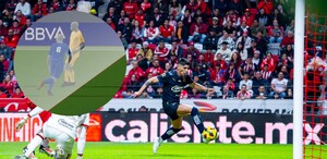 Fuera de lugar polémico de Alan Pulido con Chivas.