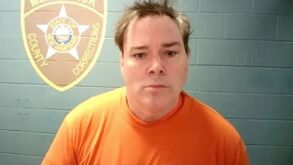 Un terapeuta prelicenciado, acusado de agredir sexualmente a una paciente en Bow, se encuentra detenido sin derecho a fianza.