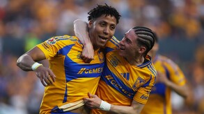 Ozziel Herrera y Marcelo Flores de Tigres celebrando un gol.