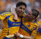 Ozziel Herrera y Marcelo Flores de Tigres celebrando un gol.