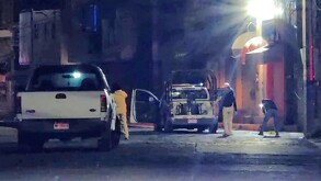 Camioneta blanca y patrulla de la Policía Municipal de Zamora con peritos y policías buscando indicios alrededor
