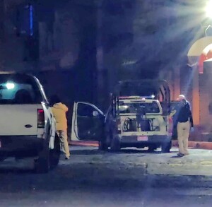 Camioneta blanca y patrulla de la Policía Municipal de Zamora con peritos y policías buscando indicios alrededor