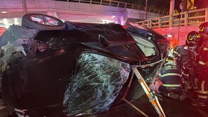 Auto volcado en Viaducto Río Piedad, alcaldía Iztacalco.