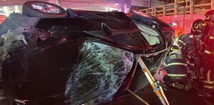 Auto volcado en Viaducto Río Piedad, alcaldía Iztacalco.