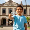 Niño con su tarjeta de la Beca Rita Cetina 2026.